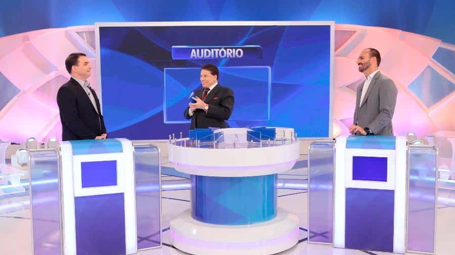 silvio-santos-recebe-flavio-e-eduardo-bolsonaro-no-jogo-das-3-pistas-1563154438799_v2_900x506