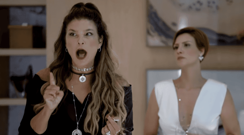 Cristiana Oliveira e Camila Rodrigues em cena na novela Topíssima, da Record. (Foto: Reprodução)