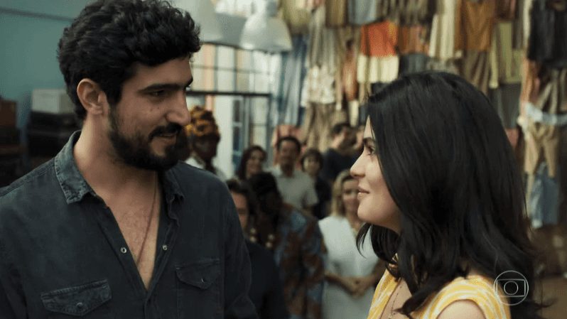Renato Góes (Jamil) e Julia Dalavia (Laila) em cena de Órfãos da Terra, que teve boa audiência no capítulo final (Foto: Reprodução/Globo)