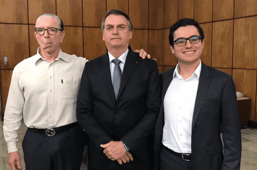 O presidente Jair Bolsonaro e os responsáveis por sua cirurgia (Foto: Reprodução)
