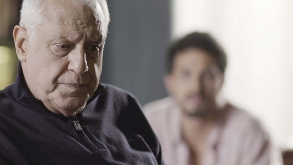 Alberto fica constrangido ao ter passado desvendado (Foto: Reprodução/Globo)