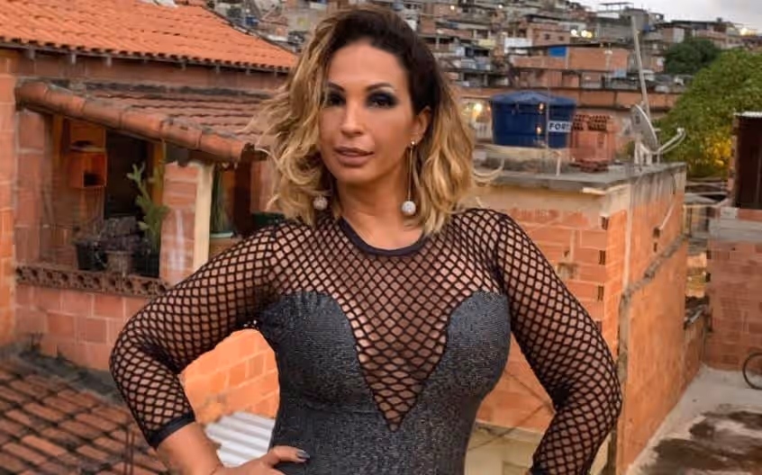 Valesca Popozuda surge em live proibidona com pênis de borracha na boca (Foto: Reprodução/Instagram)