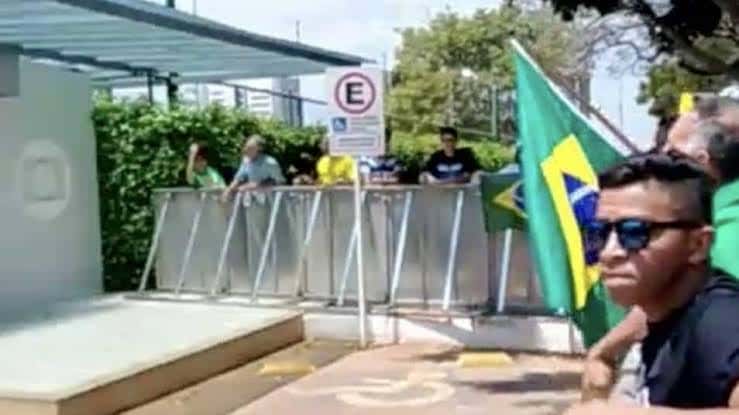 Manifestantes pró-Bolsonaro foram à sede da Globo em Brasília (Reprodução)