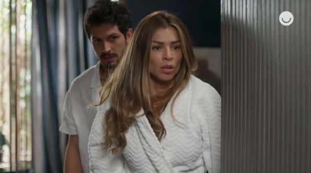 Paloma de roupão abre a porta para Alberto (Foto: Reprodução/Globo)