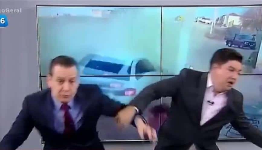 apresentadores-da-record-se-assustam-com-video-de-acidente-de-carro-1574883080812_v2_900x506 (1)