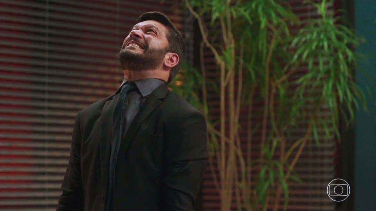 Diogo fica sem rumo na novela Bom Sucesso (Foto: Reprodução/Globo)