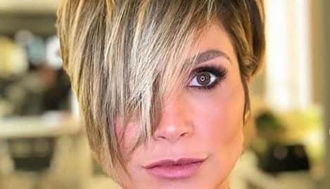 `Atriz Flávia Alessandra surgiu exibindo o seu novo visual (Foto: Reprodução)