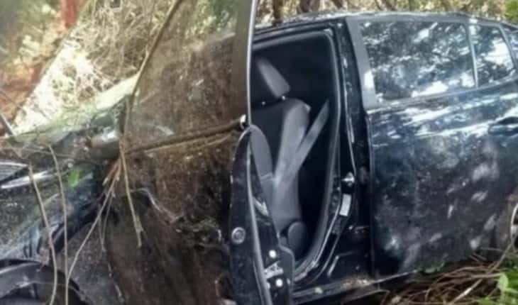Carro ficou totalmente destruído (Foto: Reprodução)