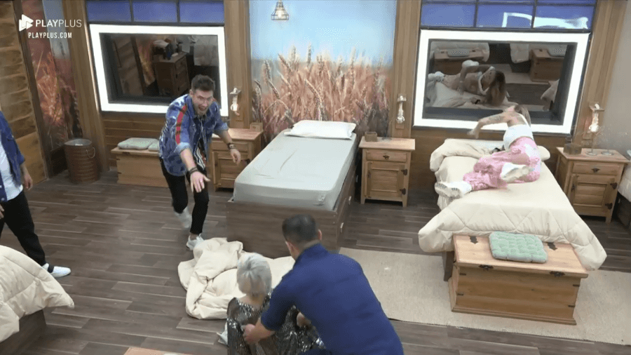 Andréa leva tombo feio da cama e precisa de ajuda para se levantar (Foto: Reprodução)