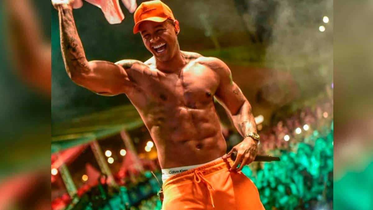 Léo Santana, após esfregar espada em fãs, posta foto sem cueca no banheiro e mala aparece - Foto: reprodução