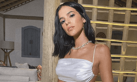 A famosa atriz da Globo e ex-namorada de Neymar, Bruna Marquezine voltou a chamar a atenção dos internautas ao compartilhar foto de maiô fio dental (Foto: Reprodução/Instagram)