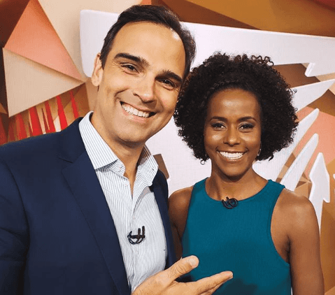 Maju Coutinho no Fantástico ao lado de Tadeu Schmidt - Foto: Reprodução