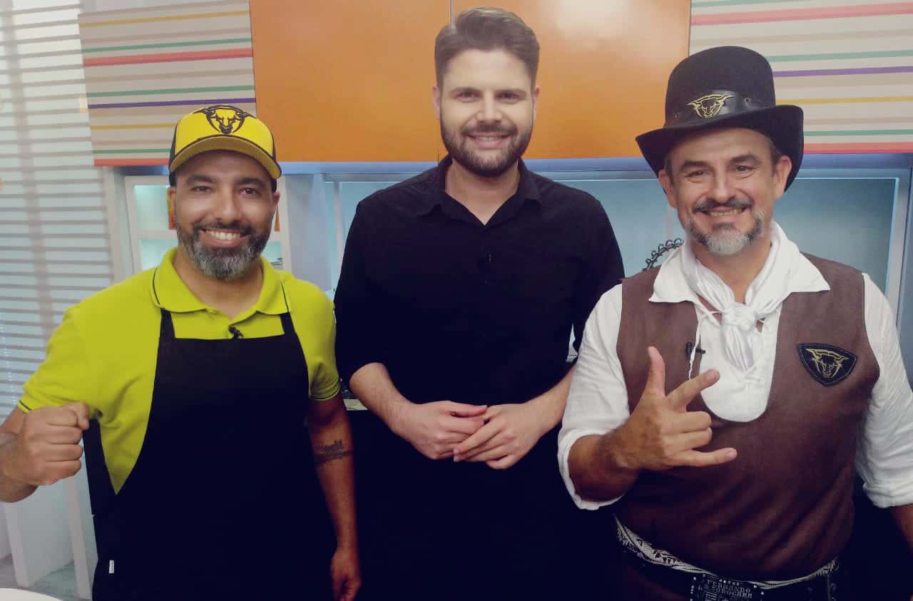 Rafael Hunh (Assador) ao lado do apresentador Gustavo Nolasco e o Chefe dos Assadores Fábio de Padua