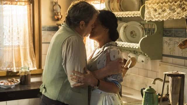Alfonso beija Lola em cena de Éramos Seis (Foto: Estevam Avellar/Divulgação/Globo)