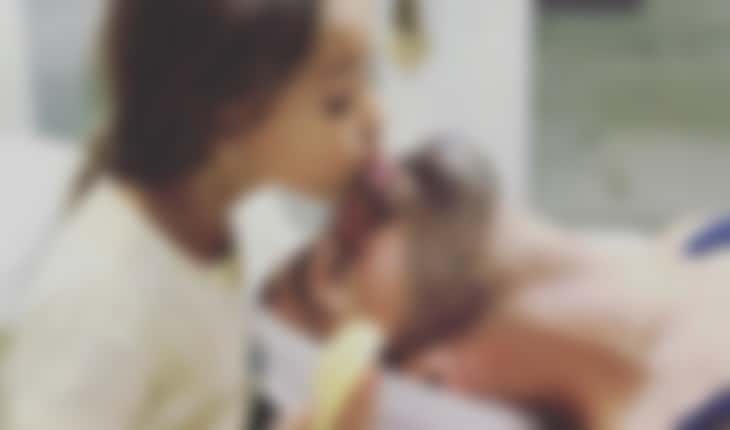 Dançarino Toni Costa beijando a filha na boca