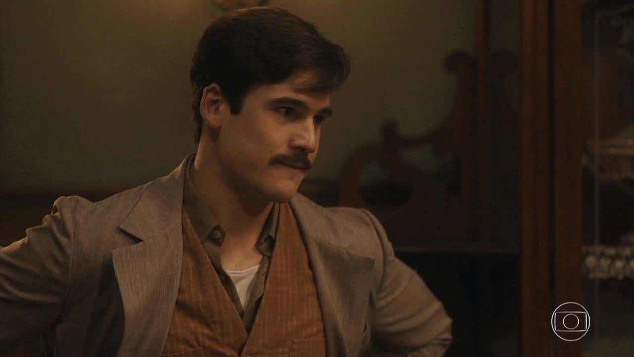 Carlos em Éramos Seis é vivido por Nicolas Prattes (Foto: Reprodução/Globo)
