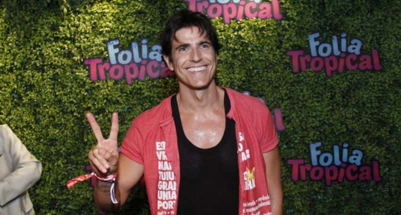 Reylando Gianecchini surgiu aproveitando o Carnaval e o público notou roupa despojada do ator da Globo (Foto: Reprodução)