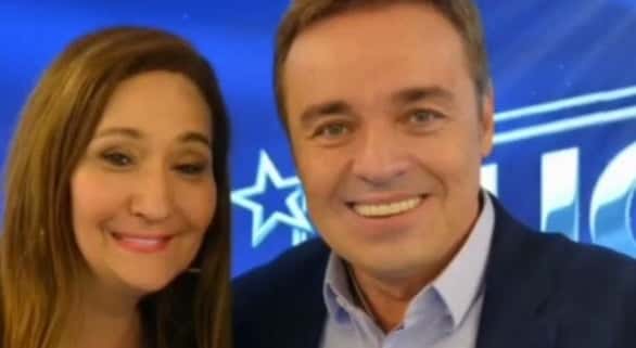 O apresentador Gugu Liberato apareceu através de um vídeo no programa de Sonia Abrão para fazer uma homenagem à jornalista (Foto: Reprodução)