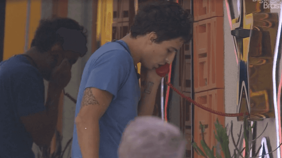 Felipe Prior levou a melhor e atendeu o Big Fone (Foto: Globo/Play)