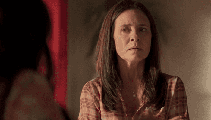 Thelma (Adriana Esteves) deve ter embate com Lurdes (Regina Casé) em Amor de Mãe (Foto: Reprodução/Globo)