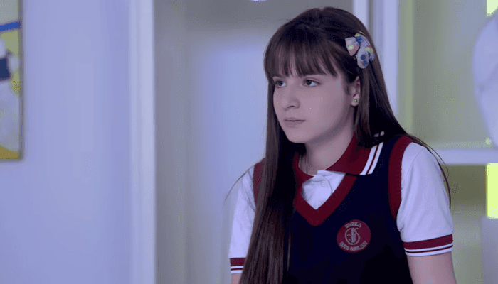 Sophia Valverde (Poliana) em cena de As Aventuras de Poliana (Foto: Reprodução/SBT)