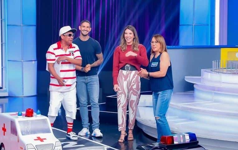 Pato mostrou que se garante como assistente de palco de Rebeca Abravanel (Foto: Lourival Ribeiro/SBT)