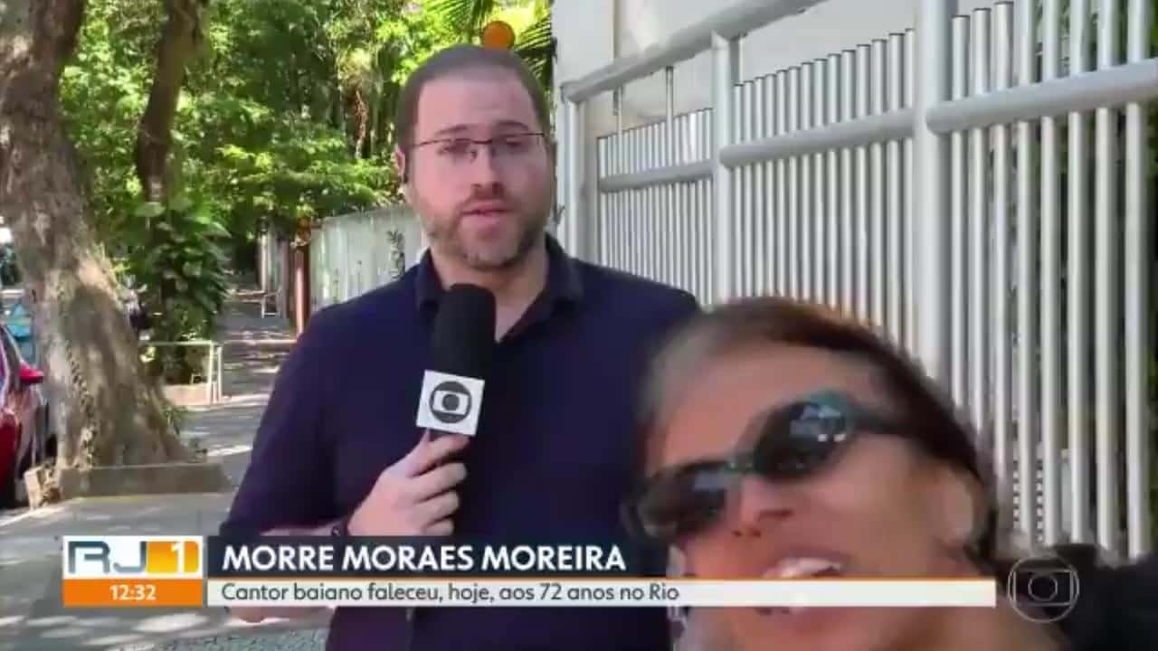 Um repórter da Globo foi atacado ao vivo durante o anúncio da morte de Moraes Moreira (Foto: Reprodução)