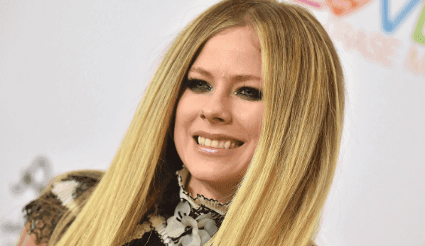 Avril Lavigne muda letra de Warrior e regrava música para falar do coronavírus (Foto: Reprodução)