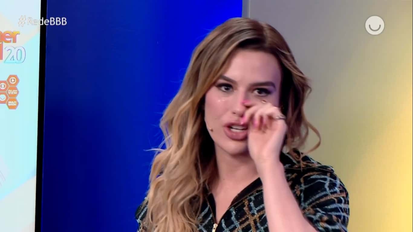 Feranda Keulla chora após falar sobre fim do programa (Foto: reprodução/Globoplay)