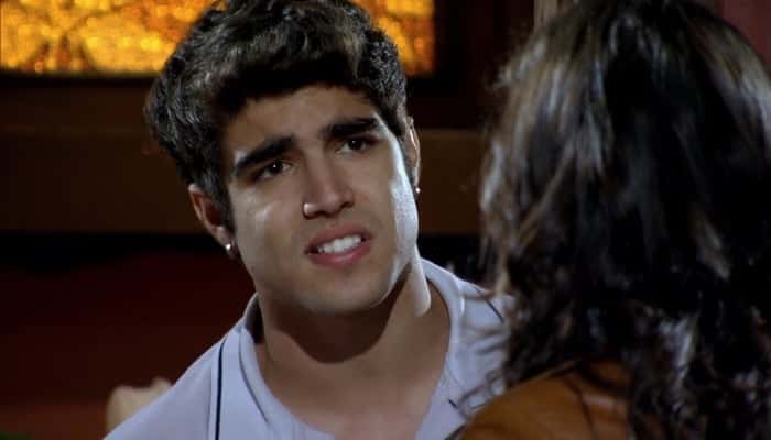 Antenor (Caio Castro) é flagrado após noite de sexo com Patrícia (Adriana Birolli) em Fina Estampa (Foto: Reprodução/Globo)