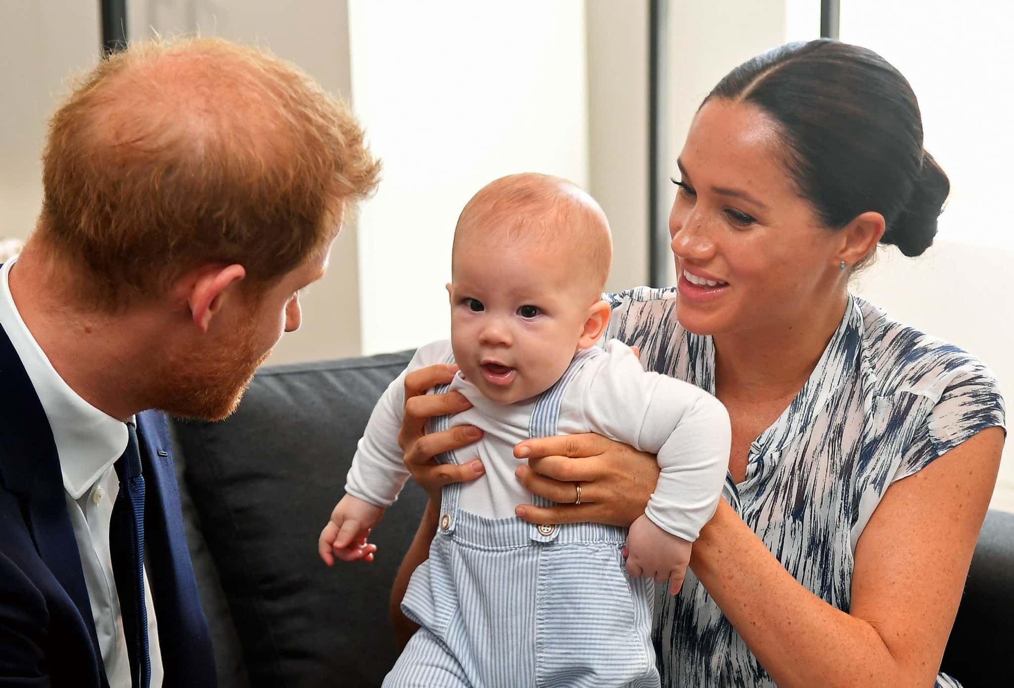 Harry e Meghan Markle não passarão o primeiro aniversário do filho, Archie, com a realeza (Foto: Reprodução)