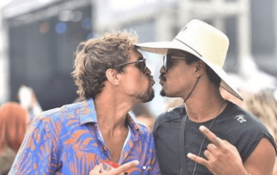 Marcelo Mello Jr e Felipe Roque simulando que um beijo em um registro para as redes sociais (Foto: Reprodução / Instagram)