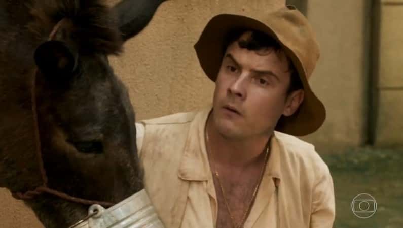 Sergio Guizé (Candinho) em cena de Eta Mundo Bom; reprise acumula maior audiência do Vale a Pena Ver de Novo desde 2004 (Foto: Reprodução/Globo)