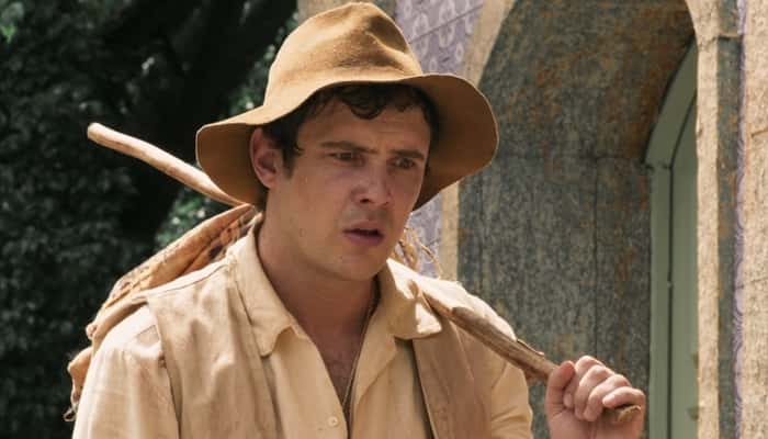 Sergio Guizé (Candinho) em cena de Eta Mundo Bom: início com maior audiência do Vale a Pena Ver de Novo desde Corpo Dourado, em 2004 (Foto: Reprodução/Globo)
