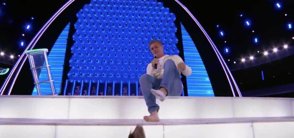 Luciano Huck tira roupa no Caldeirão (Foto: Reprodução)