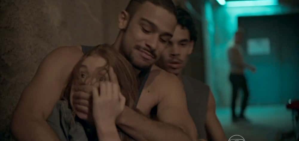 Eliza (Marina Ruy Barbosa) e Jacaré (Sergio Malheiros) em cena da novela Totalmente Demais (Foto: Divulgação)