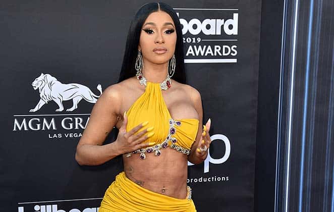 Cardi B para tudo e rouba à cena em clique sem calcinha (Foto: Reprodução)