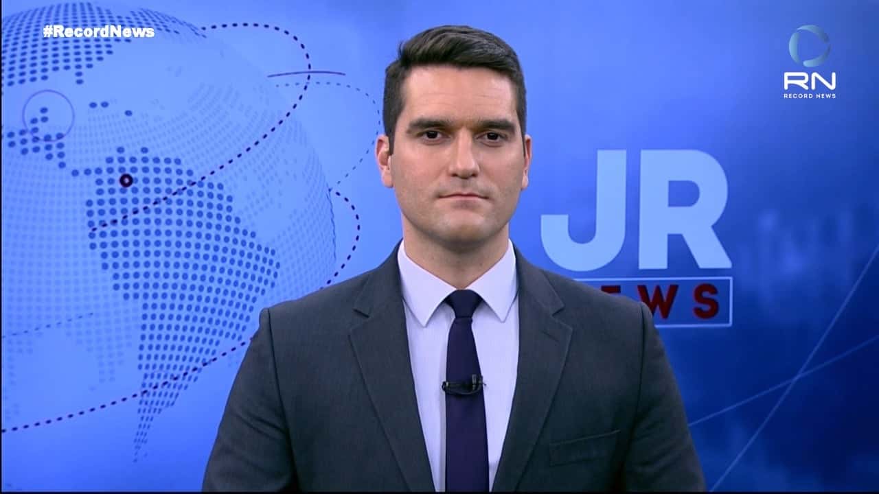 Gustavo Toledo apresenta o JR News (foto: Reprodução/Record News)