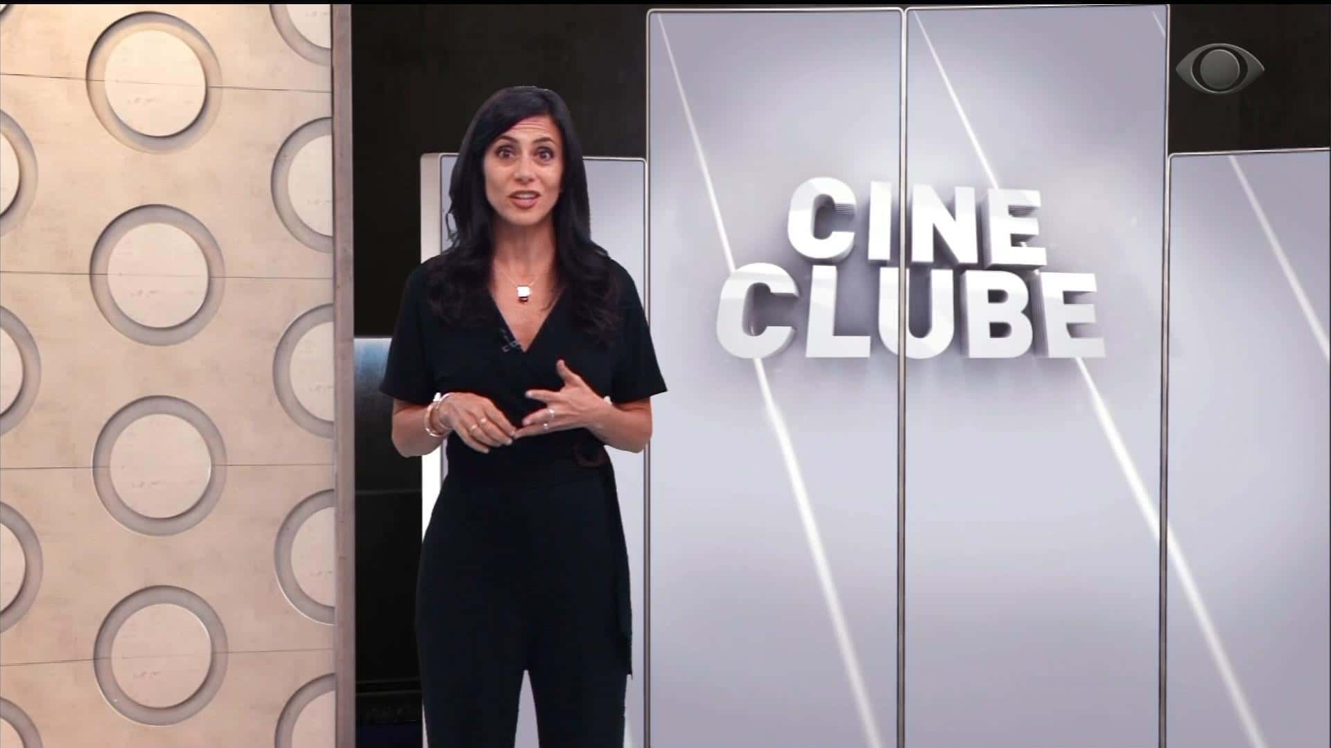 Marina Person posa no estúdio virtual do Cine Clube (foto: Reprodução/Band)