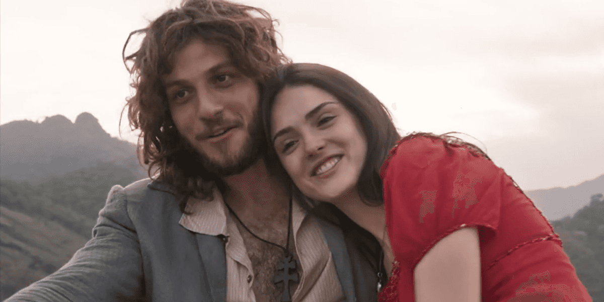 Chay Suede (Joaquim) e Anna (Isabelle Drummond) em cena do último capítulo de Novo Mundo: pior audiência final em cinco anos (Foto: Reprodução/Globo)