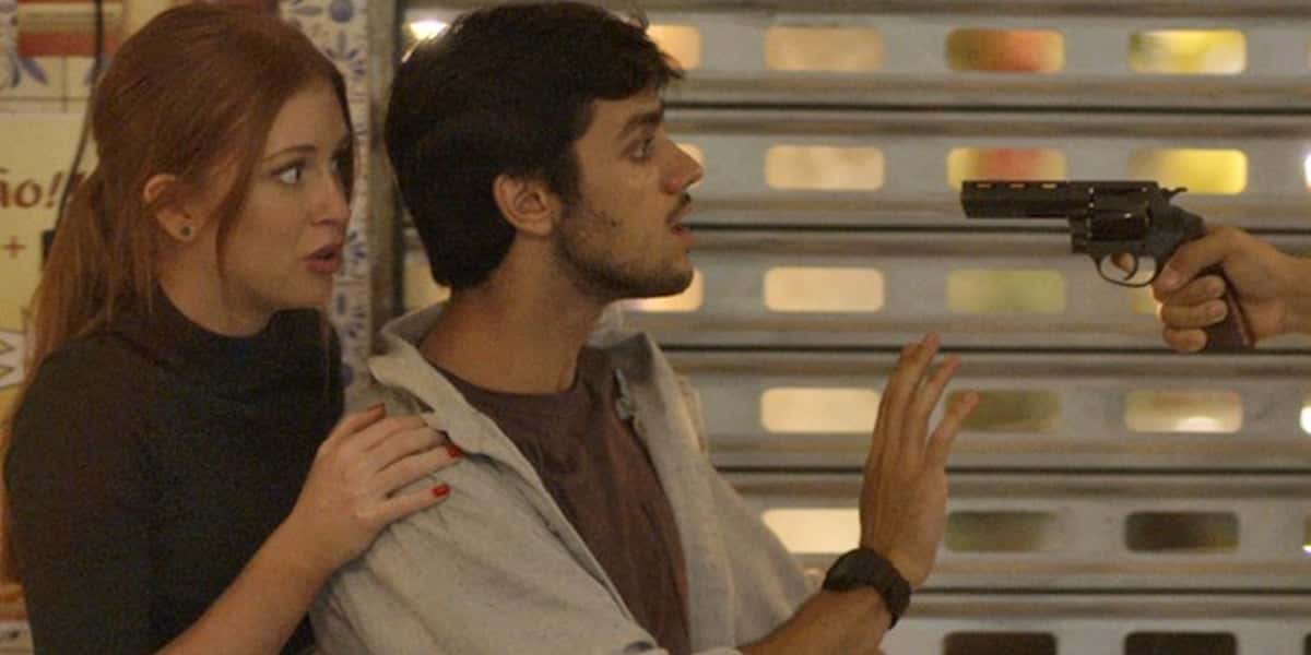Eliza (Marina Ruy Barbosa) e Jonatas (Felipe Simas) são ameaçados de morte por bandido em Totalmente Demais (Foto: Reprodução/Globo)