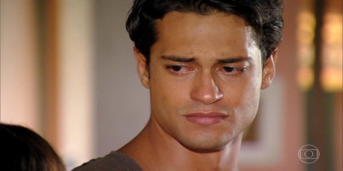 Hélio se arrepende de burrada no passado e se redime em resumo de Flor do Caribe (Foto: Reprodução/Globo)