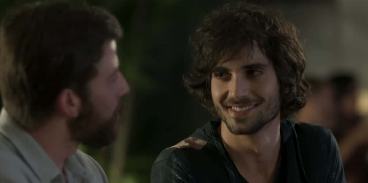 Ruy faz confissão indiscreta para seu amigo em A Força do Querer (Foto: Reprodução/Globo)