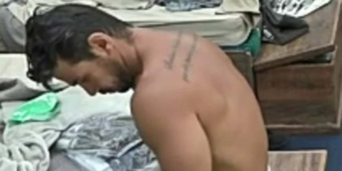 O cantor Mariano deixou escapar parte íntima ao trocar de roupa em A Fazenda 12 (Foto: Reprodução)