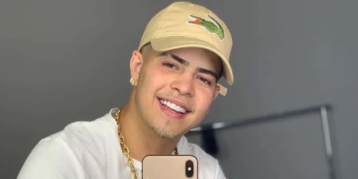 enviou Hoje às 12:11 Jottapê arranca a roupa em vídeo (Foto: Reprodução)