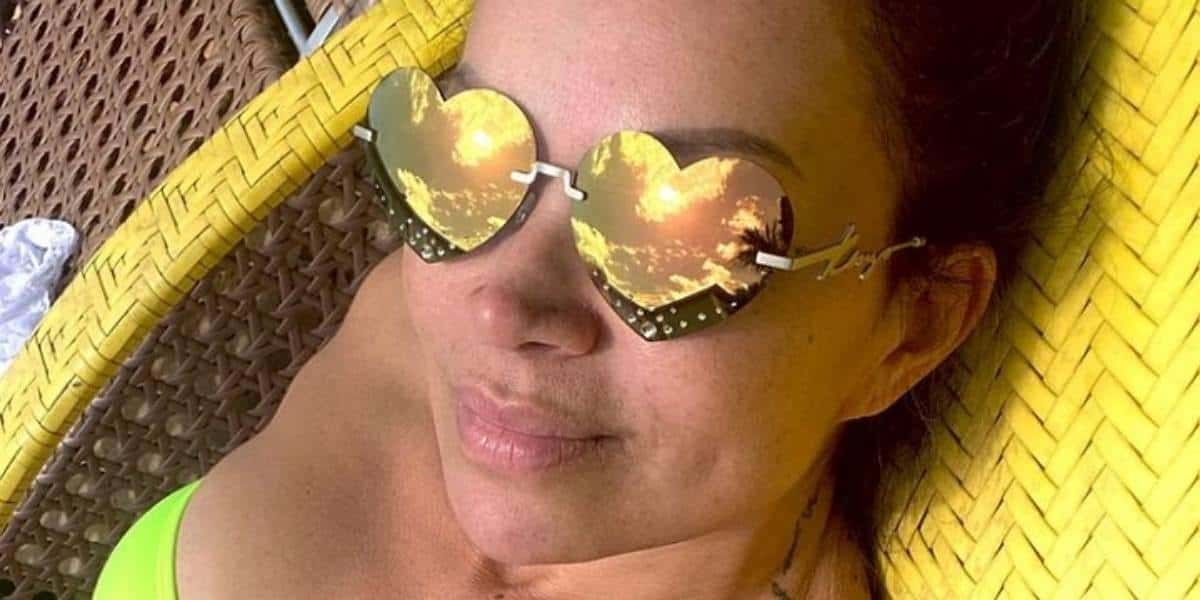 Cantora Solange Almeida mostra boa forma em clique quente (Foto: Reprodução)