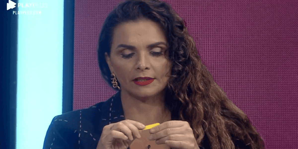 Luiza Ambiel chegou a lixar unhas ao vivo em A Fazenda 12 (Foto: Reprodução)