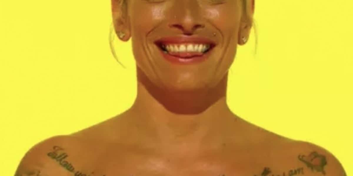 Participante de reality extravasa e faz tatuagem ousada (Foto: Reprodução)