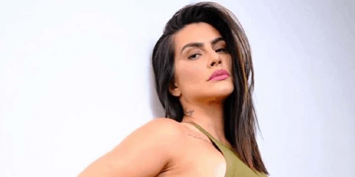 Cleo surgiu de forma provocante em vídeo (Foto: Reprodução)