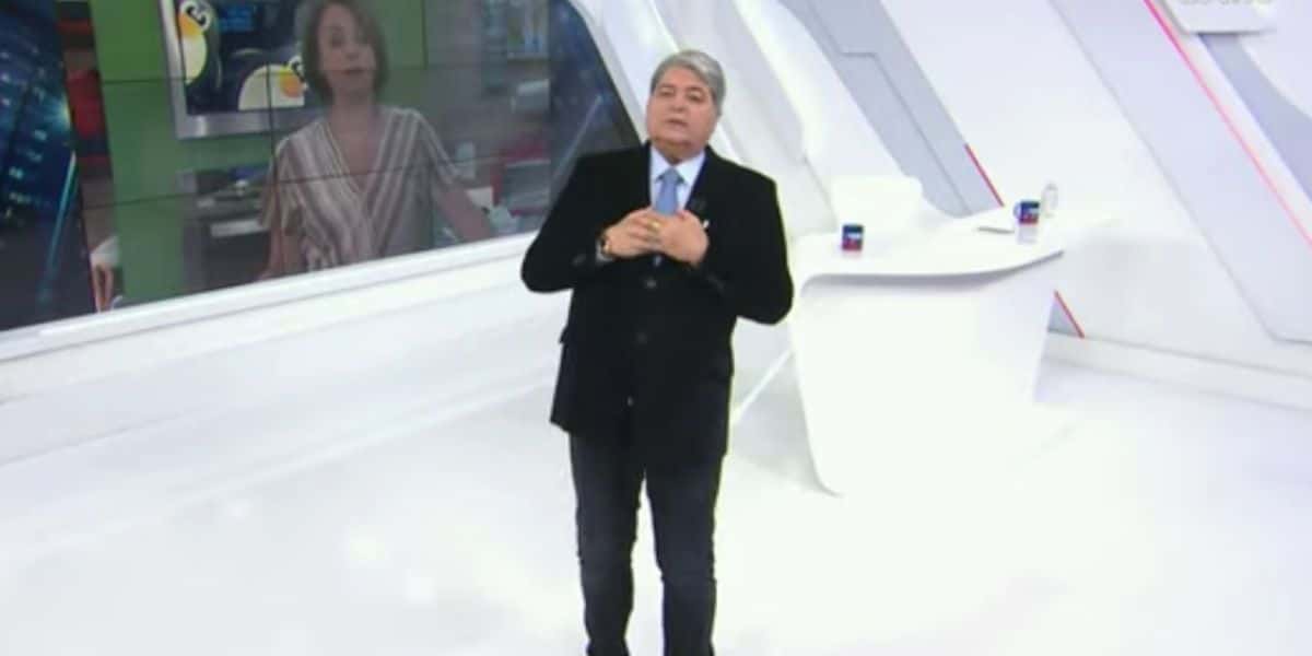 Datena põe mão no peito e cai pra trás ao vivo (Foto: Reprodução / Band)